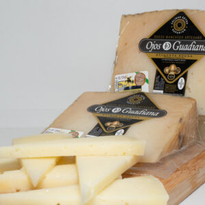 Queso Manchego Artesano Ojos del Guadiana Semicurado elaborado con leche de oveja